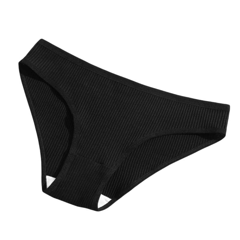 Breathable ribbed black cotton panties, low waist with a snug fit, offering stretch and comfort for modern women. Perfect for daily wear.